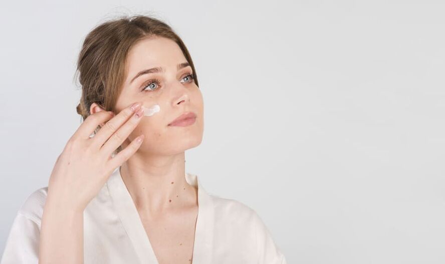 procedimiento de aplicación de la crema en la piel de la cara