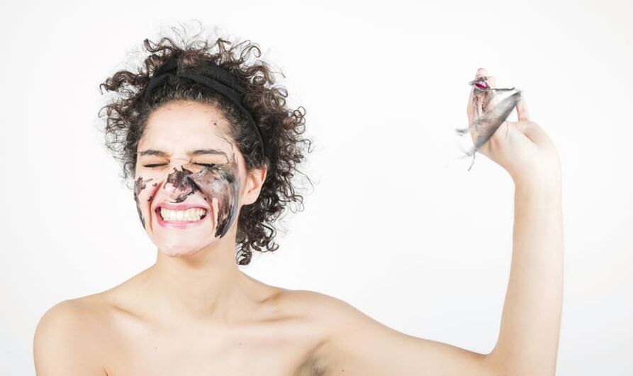 una mujer realiza un tratamiento facial rejuvenecedor
